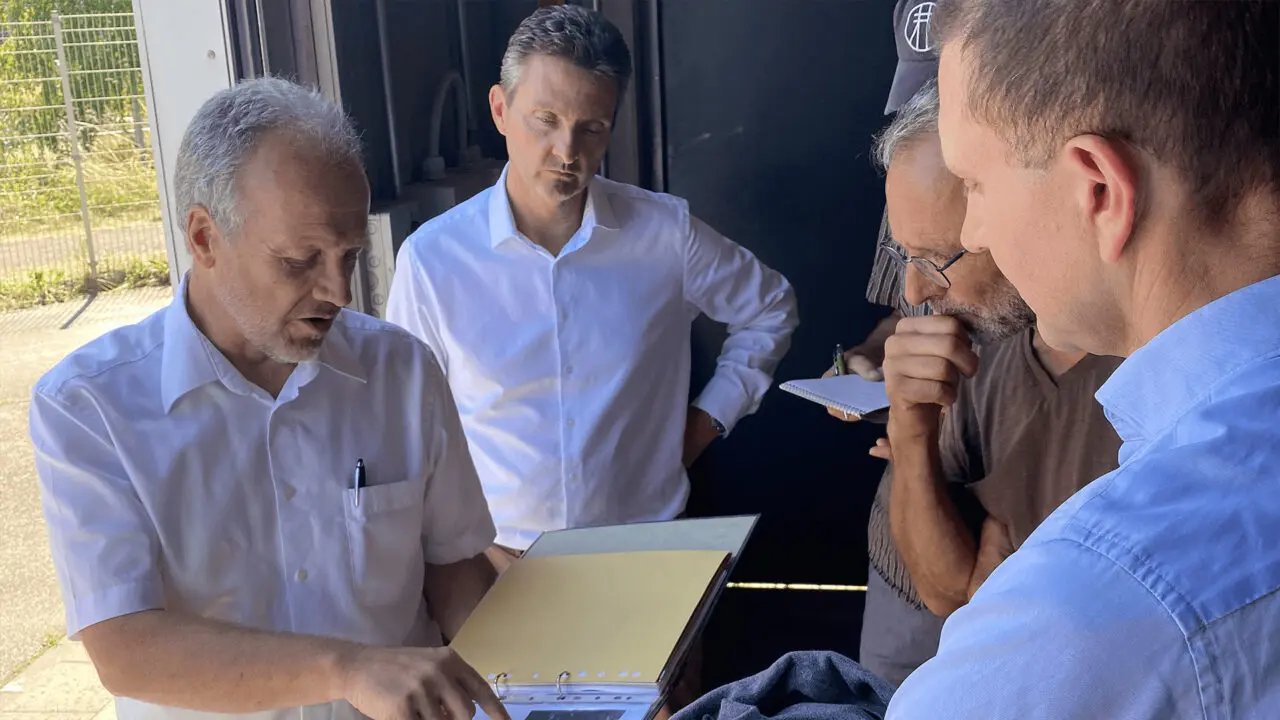 v.l.n.r.: Thomas Klein, Prokurist der Stadtwerke St. Ingbert, erklärt Stadtwerkechef Jürgen Bach, dem Nachhaltigkeitsbeauftragten Claus Günther und OB Dr. Ulli Meyer beim Besuch des Biomasse-Heizwerkes die Anbindung an die verschiedenen Gebäude.