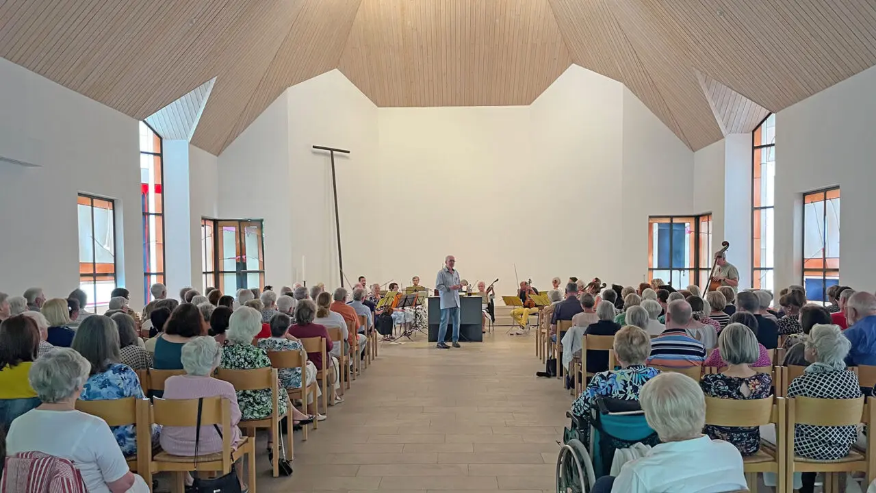 Zahlreiche musikbegeisterte Zuhörerinnen und Zuhörer kamen zu dem Abschiedskonzert des Hausmusikkreises unter der Leitung von Helmut Haag (Foto: Giusi Faragone).