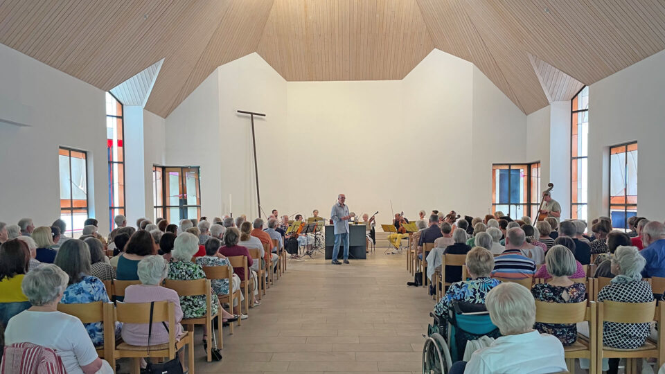 Zahlreiche musikbegeisterte Zuhörerinnen und Zuhörer kamen zu dem Abschiedskonzert des Hausmusikkreises unter der Leitung von Helmut Haag (Foto: Giusi Faragone).