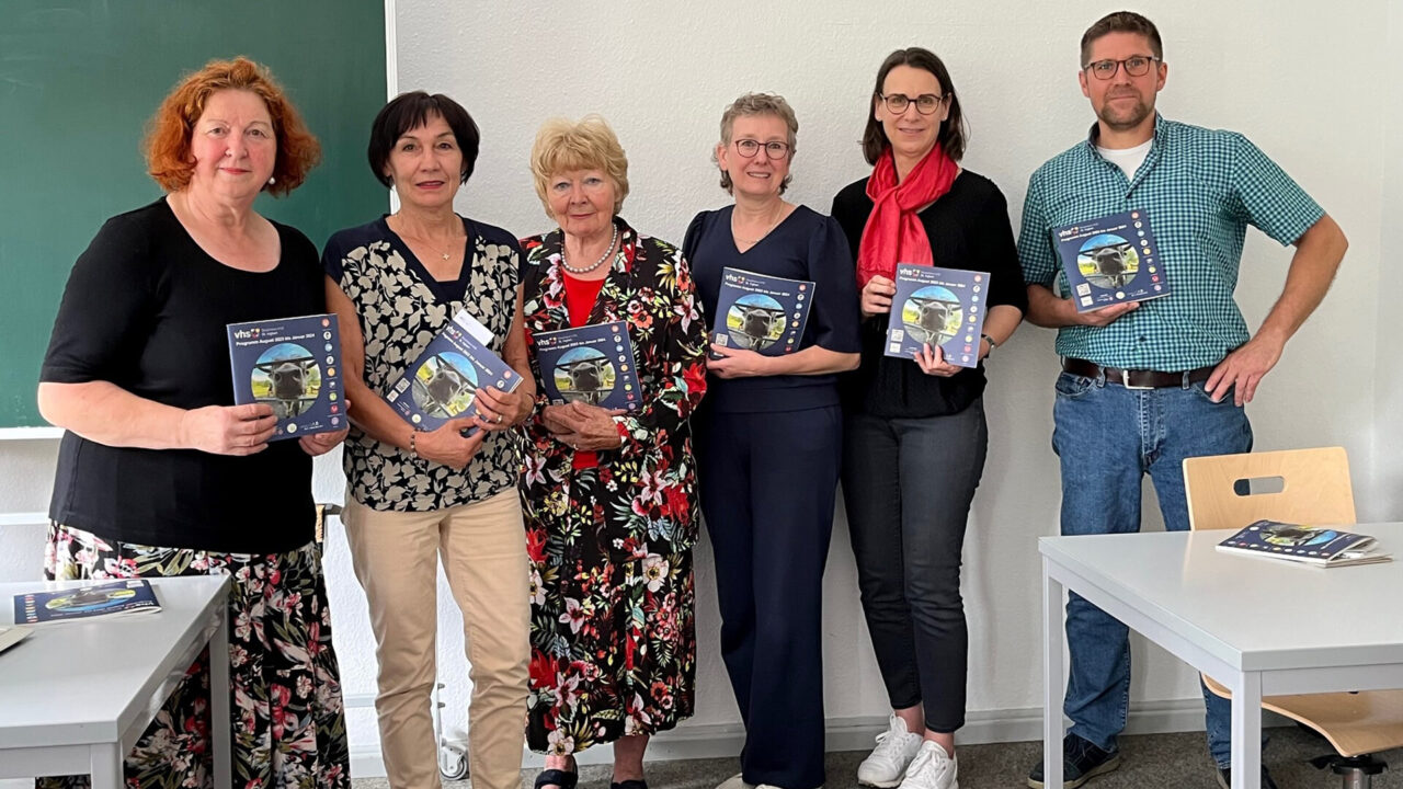 v. l.n.r.: Marika Flierl, Leiterin Biosphären-VHS, Ortsvorsteherin Irene Kaiser, Christa Strobel, VHS-Nebenstellenleiterin Rohrbach/Hassel, Claudia Pfaff, Natascha Tselios-Politz und Frank Ehrmantraut, Biosphären-VHS, präsentieren das vielfältige Programm für das 2. Halbjahr 2023 (Foto: Martina Panzer).