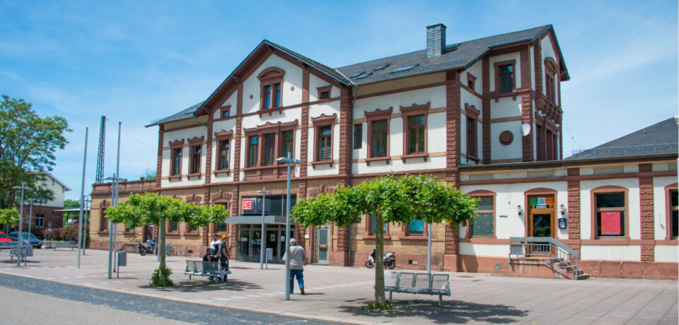 Blick auf den Eingang Hauptbahnhof St. Ingbert