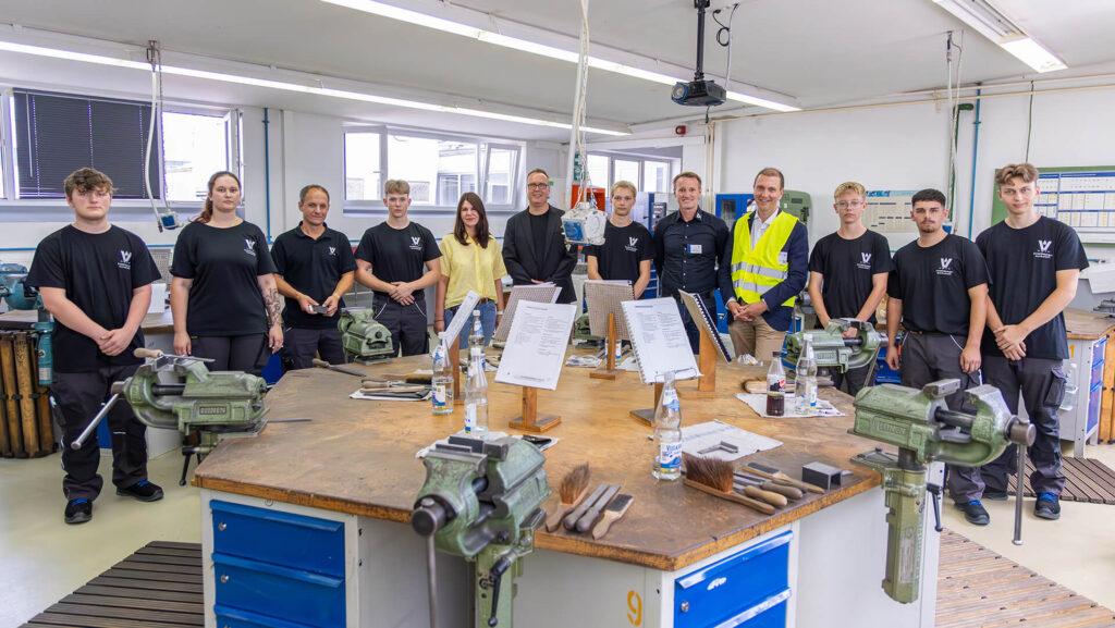 Besuch bei den VOIT-Azubis in der Lehrwerkstatt. 5.vl. Sandra Dellmann, (6.vl.)Vorsitzende Betriebsrat, Personalleiter Alexander Wörner, (4.vr.) OB Ulli Meyer und (5.vr.)Ausbildungsleiter Niki Rohe (Bild: Thomas Bastuck)