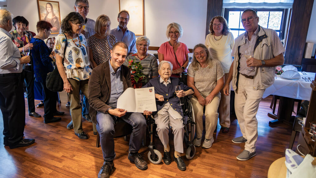 Viele Gäste folgten der Einladung zum 100. Geburtstag von Viktoria Metz (Bild: T. Bastuck).