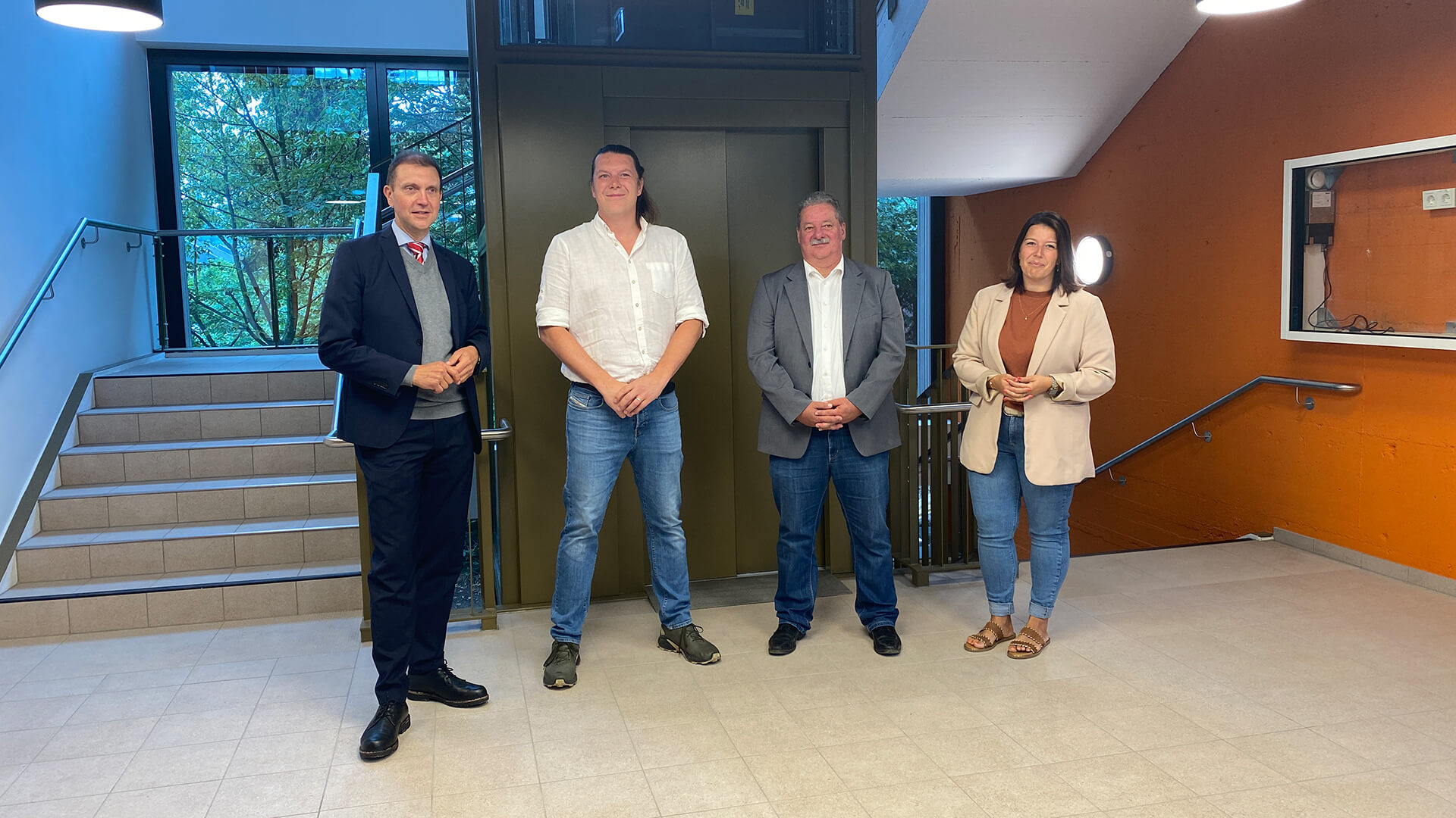 Ab Montag startet der Schulbetrieb in der frisch sanierten Schillerschule. Das Gebäude ist komplett barrierefrei. Vlnr. Oberbürgermeister Ulli Meyer, Frederik Lafontaine, Schulleiter Erik Brill, Bürgermeisterin Nadine Backes (Bild: G. Faragone).