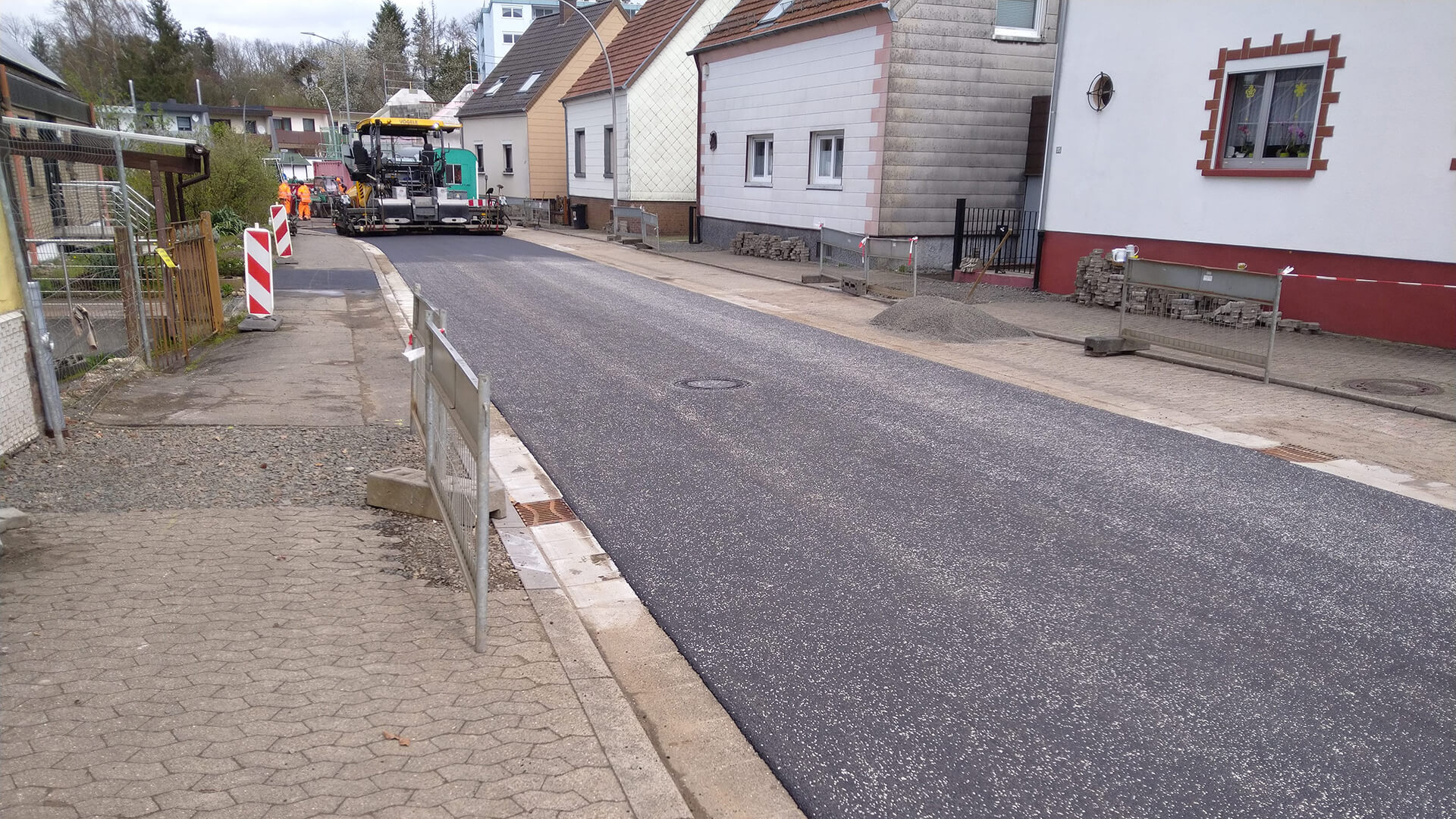 In dieser Woche wurde die Spieser Straße asphaltiert. Die Kanalbauarbeiten sind beendet. Die Fahrbahn ist für den Verkehr wieder freigegeben (Bild: M. Hoffmann).