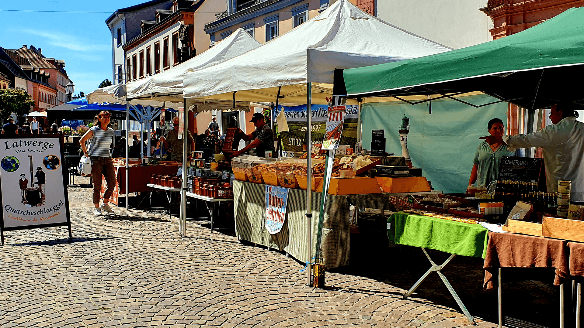 Markthändler präsentieren freitags ihre Ware in der Fußgängerzone (Foto: Maria Müller-Lang)