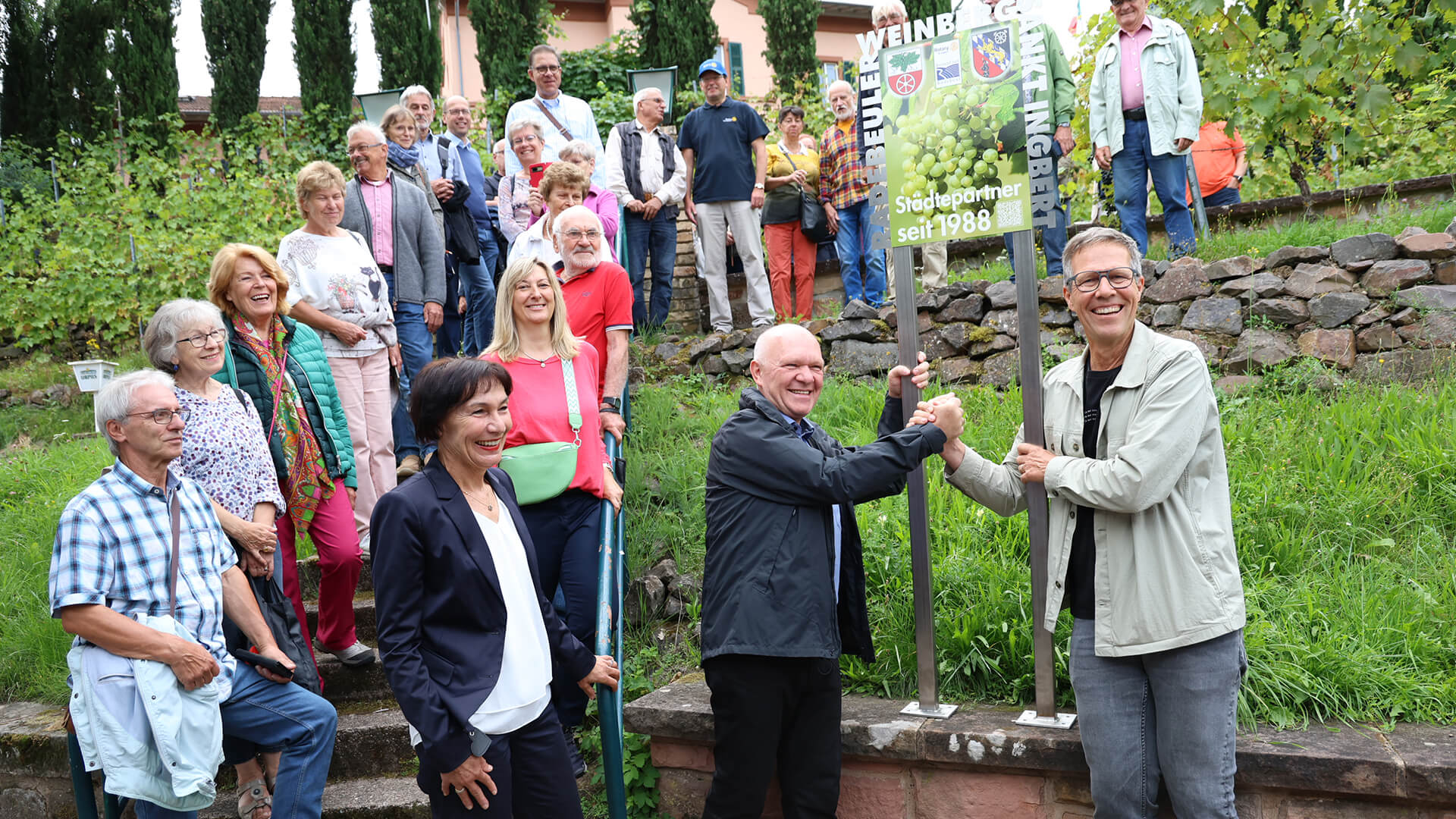Schmuckes Schild der Radebeuler Rotarier für den Weinberg in St. Ingbert (Fotos: Giusi Faragone).