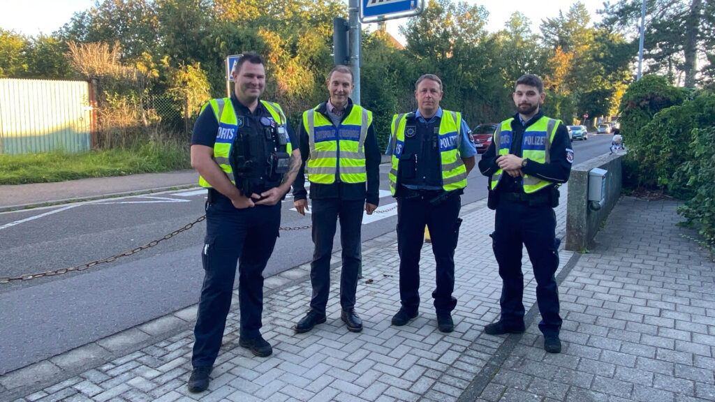 OB Ulli Meyer (2vr) machte sich ein Bild von der Schulwegsicherung der Ortspolizei vor der Südschule (Bild: G.Faragone)