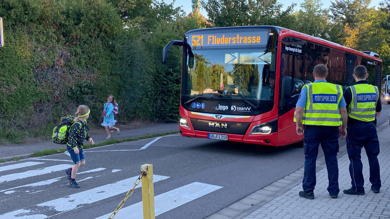 Die Ortspolizei St. Ingbert zeigt im Rahmen der Schulwegsicherung vor der Südschule Präsenz (Bild: G.Faragone)