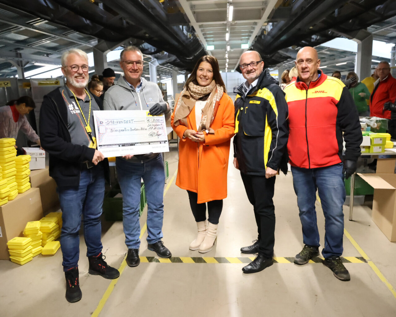 Bliesgau-Bio-Brotbox 2023 wird im DHL Verteilzentrum in St. Ingbert gepackt
