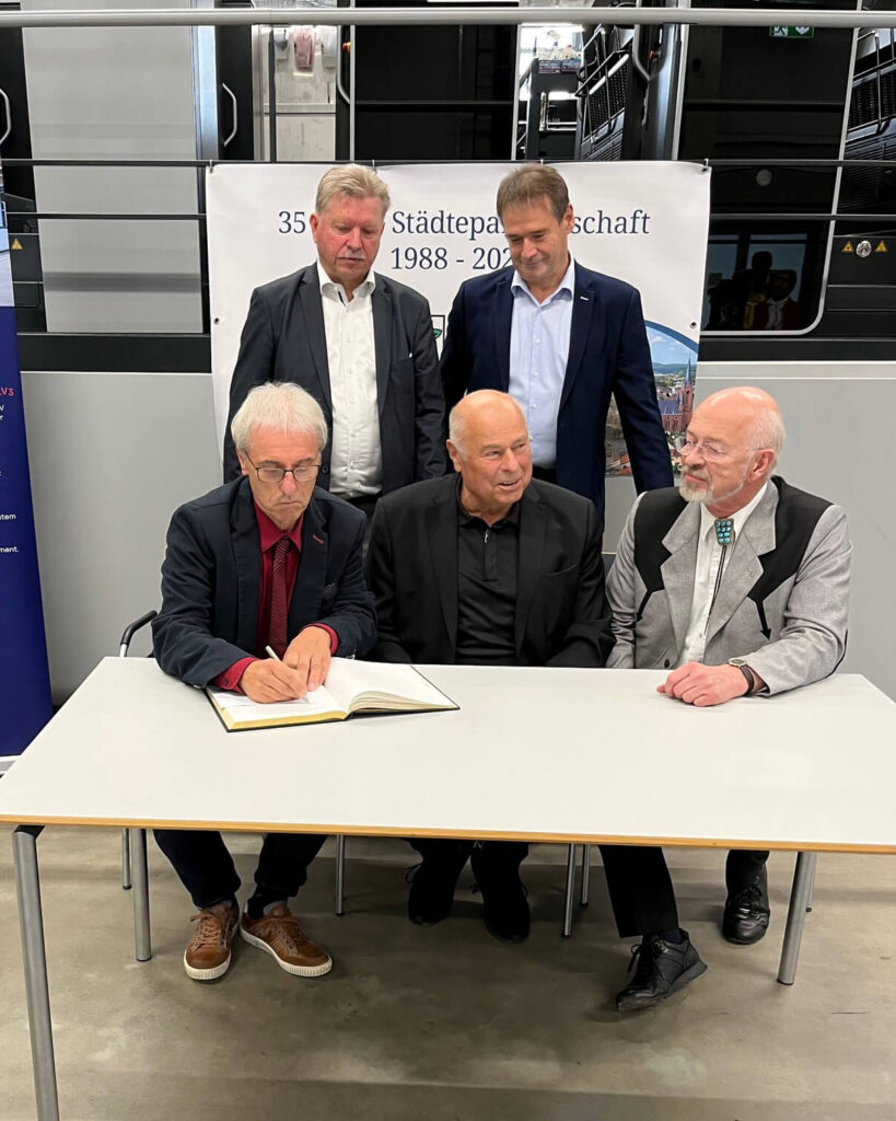 Beigeordneter Albrecht Hauck trägt sich ins Goldene Buch der Stadt Radebeul ein (Bild: Florian Jung)