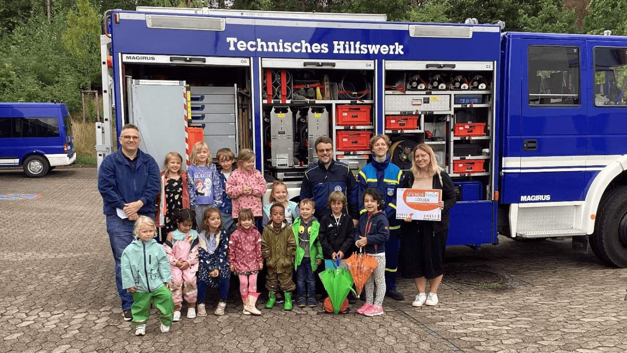 Rentrischer Kita-Kinder überreichen eine Spende an die THW-Jugend St. Ingbert (Foto: Melanie Trenz)