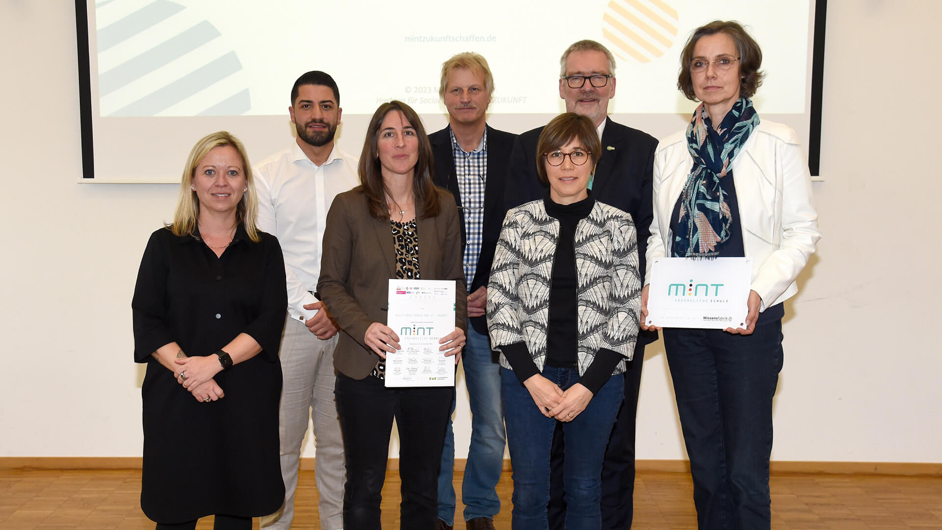 Fabian Perseu, Deutsche Bahn AG; Harald Fisch; Ralf Kutkowski, Staatssekretärin Jessica Heide, Schulleiterin Nicole Luckas, Nadja Morsch, Martina Bur-Scherer (Foto: Weiss/Becker+Bredel)