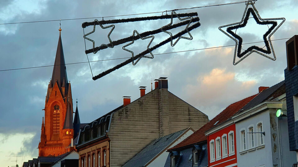 Noch ist die Weihnachtsbeleuchtung in der Fußgängerzone ausgeschaltet (Foto: Maria Müller-Lang).