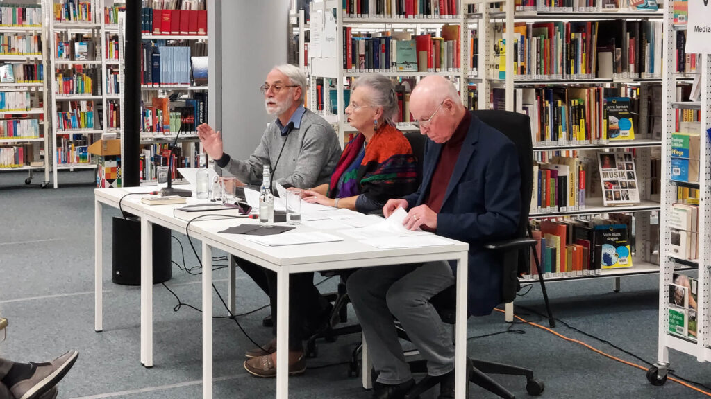 v.l.n.r.: Jürgen Bost, Ursula Ochs-Steinfeld und Albrecht Ochs stellen eine Auswahl von Gedichten, dramatischen Texten und Prosa aus dem vielschichtigen Werk von Bertold Brecht vor (Foto: Sonja Colling-Bost).
