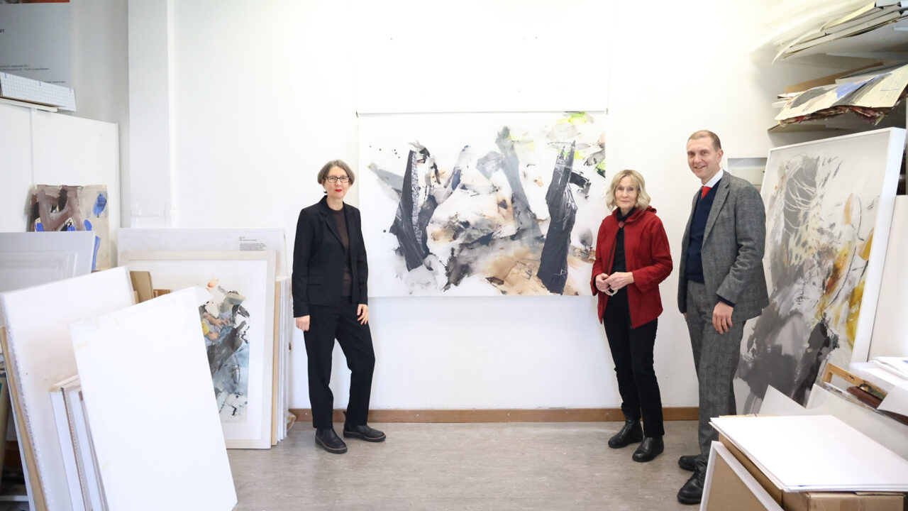 Andrea Fischer, Kuratorin der Albert-Weisgerber-Stiftung, die Künstlerin Annegret Leiner und Oberbürgermeister Dr. Ulli Meyer bei der Werksübergabe im Atelier der Künstlerin.