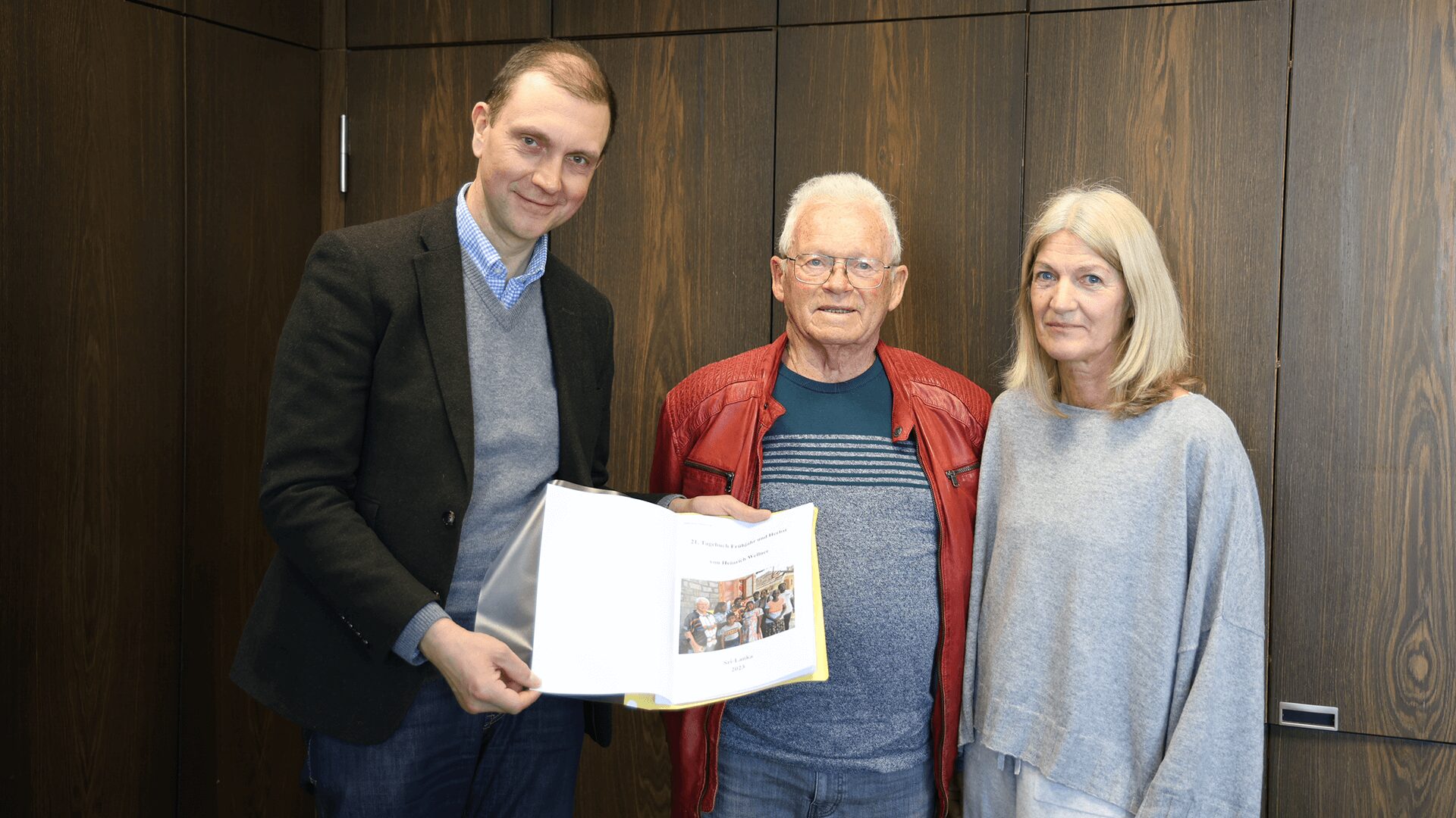 Heinrich Wellner (Bildmitte) und seine Schwiegertochter Beate Wellner überreichten Oberbürgermeister Dr. Ulli Meyer in seinem Besprechungszimmer die 21. Ausgabe der Sri Lanka-Tagebücher (Foto: Giusi Faragone).