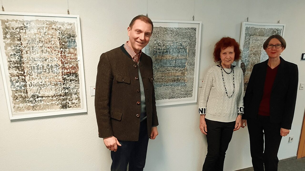 Oberbürgermeister Dr. Ulli Meyer und Andrea Fischer (li.) bedankten sich ganz herzlich bei Traudel Trost (Bildmitte) für die Überlassung der drei Kunstwerke (Foto: Maria Müller-Lang).