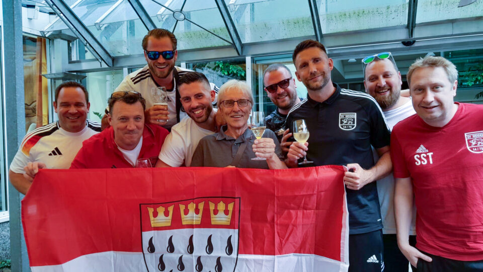 Albrecht Hauck (mi.) stoßt mit den Fußballjungs aus Weiden an.