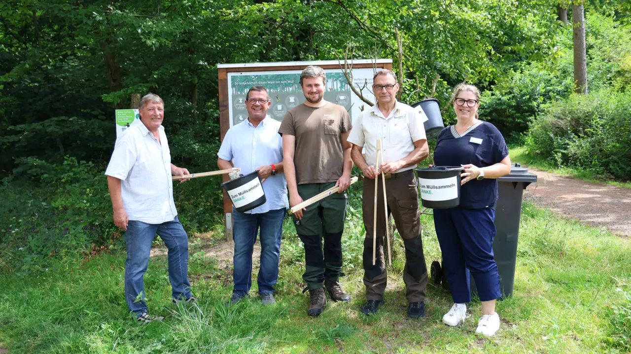 Roland Weber, Ortsvorsteher Martin Biedermann, Revierförster Niklas Ilgemann, Geschäftsbereichsleiter Saarforst Uwe Tobä und Iris Stodden (Stadtverwaltung/Tourismus) - Bild: G. Faragone