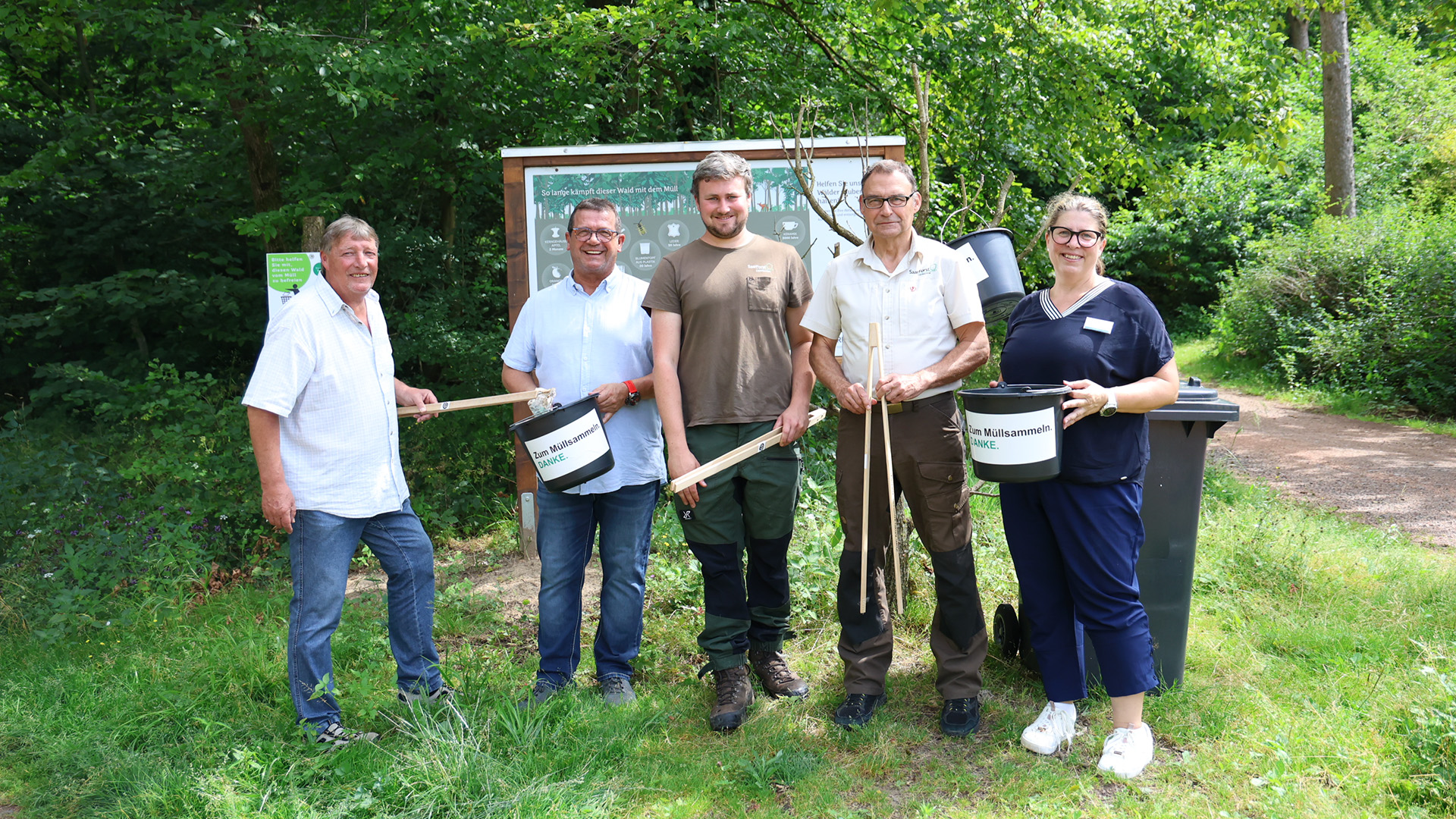 Roland Weber, Ortsvorsteher Martin Biedermann, Revierförster Niklas Ilgemann, Geschäftsbereichsleiter Saarforst Uwe Tobä und Iris Stodden (Stadtverwaltung/Tourismus) - Bild: G. Faragone