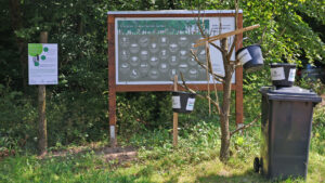Eine neue Müllsammelstation und Informationstafeln stehen am Ende des Erlenweges in Rohrbach. Bild: G. Faragone