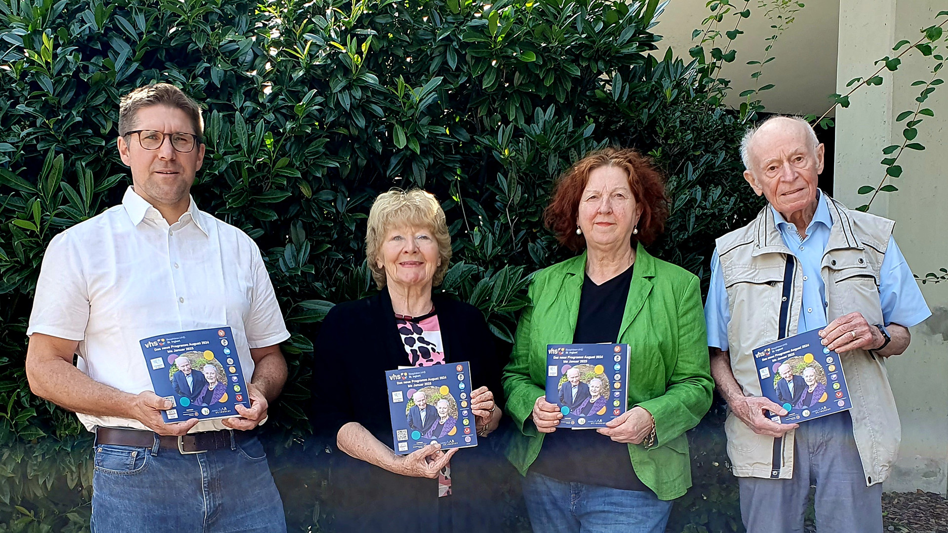 v.l.n.r.: VHS-Mitarbeiter Frank Ehrmantraut, Christa Strobel, Marika Flierl und Albrecht Ochs stellten das neue Herbstprogramm der VHS vor (Foto: Maria Müller-Lang).