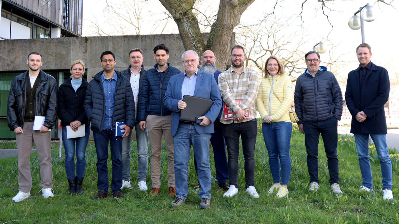 Beim ersten OZG-Kreistreffen durfte Sven Oberinger (5.v.l.), CIO, neben Daniel Breyer (rechts), Fachbereichsleitung OZG beim eGo-Saar, viele Vertreter anderer Kommunen begrüßen (Foto: Giusi Faragone).